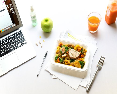 Almuerzo casero saludable en la oficina