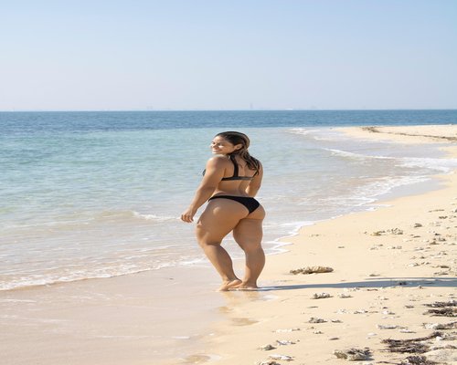 Mujer trabajando enfocada en la oficina