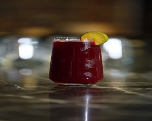 Vaso de agua fresca en un escritorio